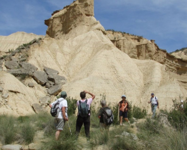 grupo de personas observando una montana en la naturaleza